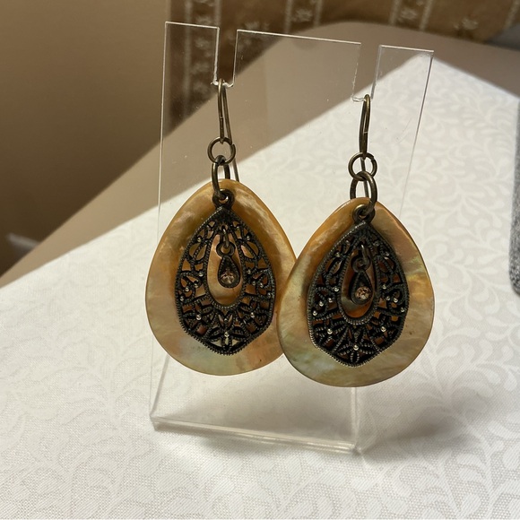 Brasstone Hardware on Gold Mother of Pearl Shell Drop - Picture 4 of 7